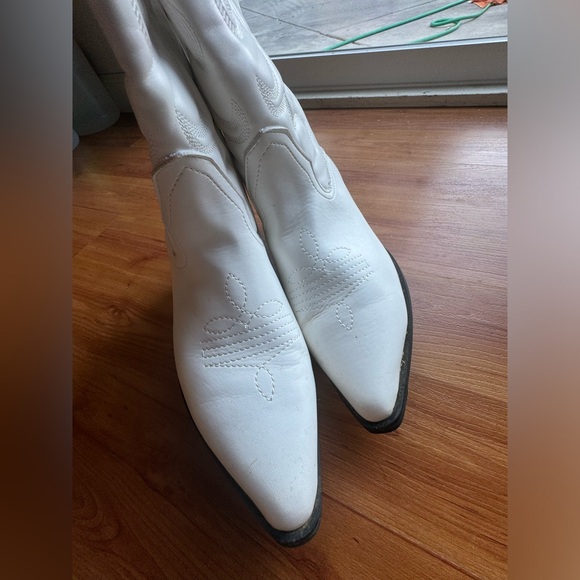 ASOS DESIGN Andi flat western / cowgirl boots in white W 9 - Picture 7 of 9
